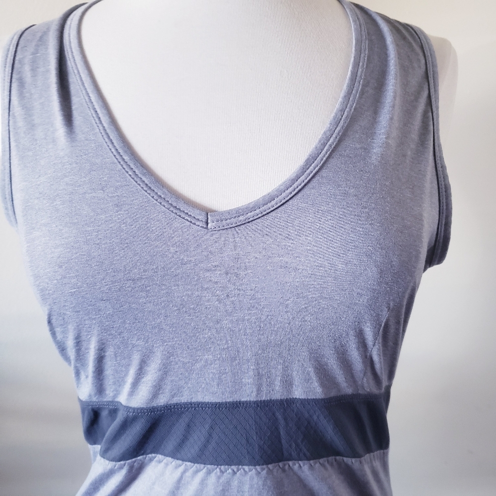 ROOTS Hip Length V Neck /Key Hole Open Back Athletic Tank - L - Picture 10 of 12